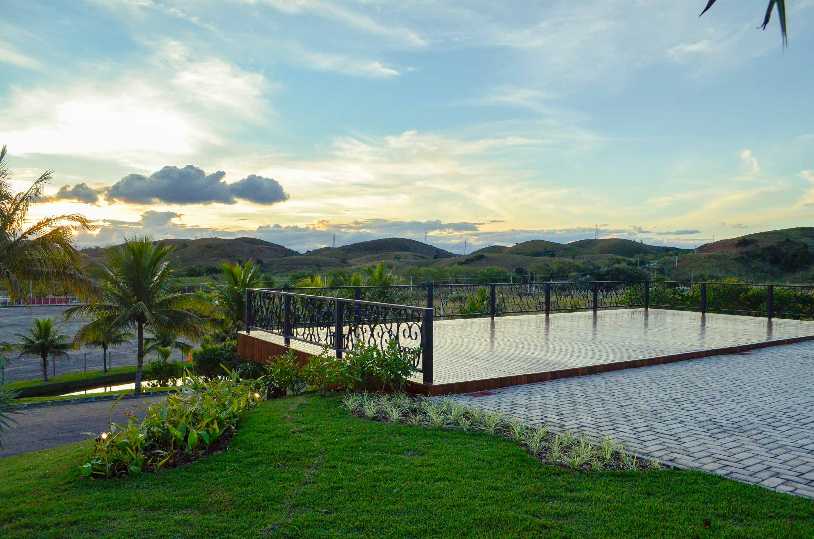Deck externo do Galpon com vista para as montanhas ao entardecer